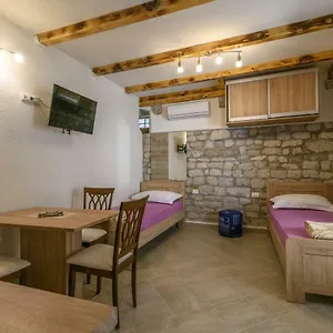 lorena-trogir.hotels-in-trogir.com/